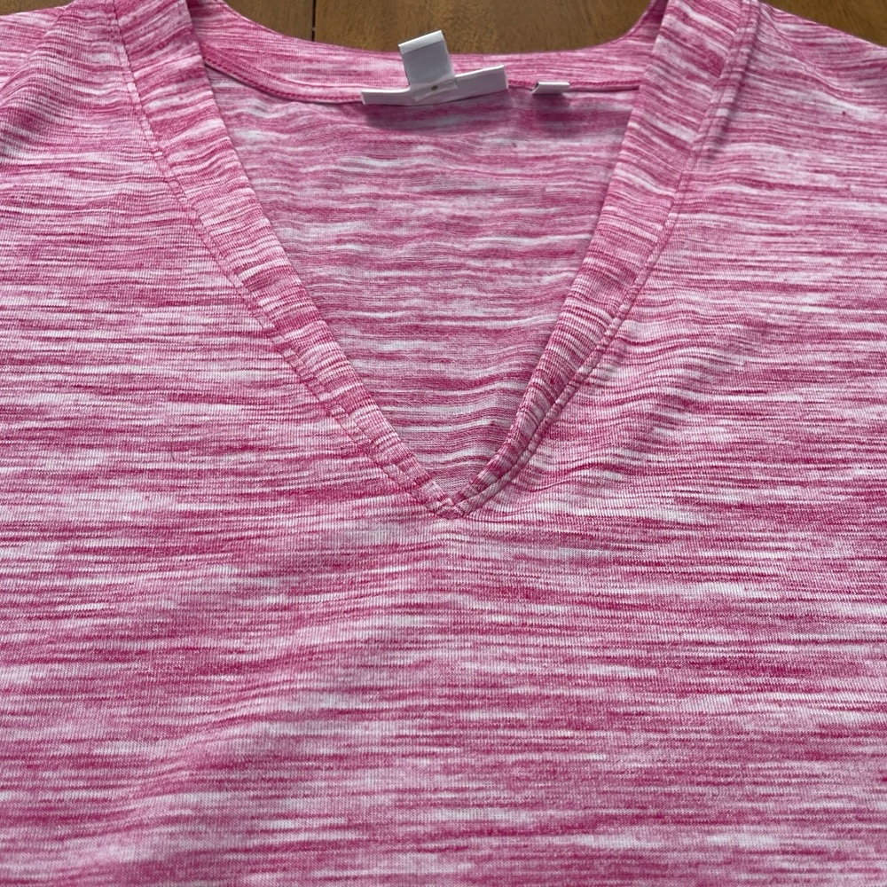 NWT Chicos Zenergy Women's Pink and White spacedye V-Neck Cap Sleeve Top Sz 2/lg